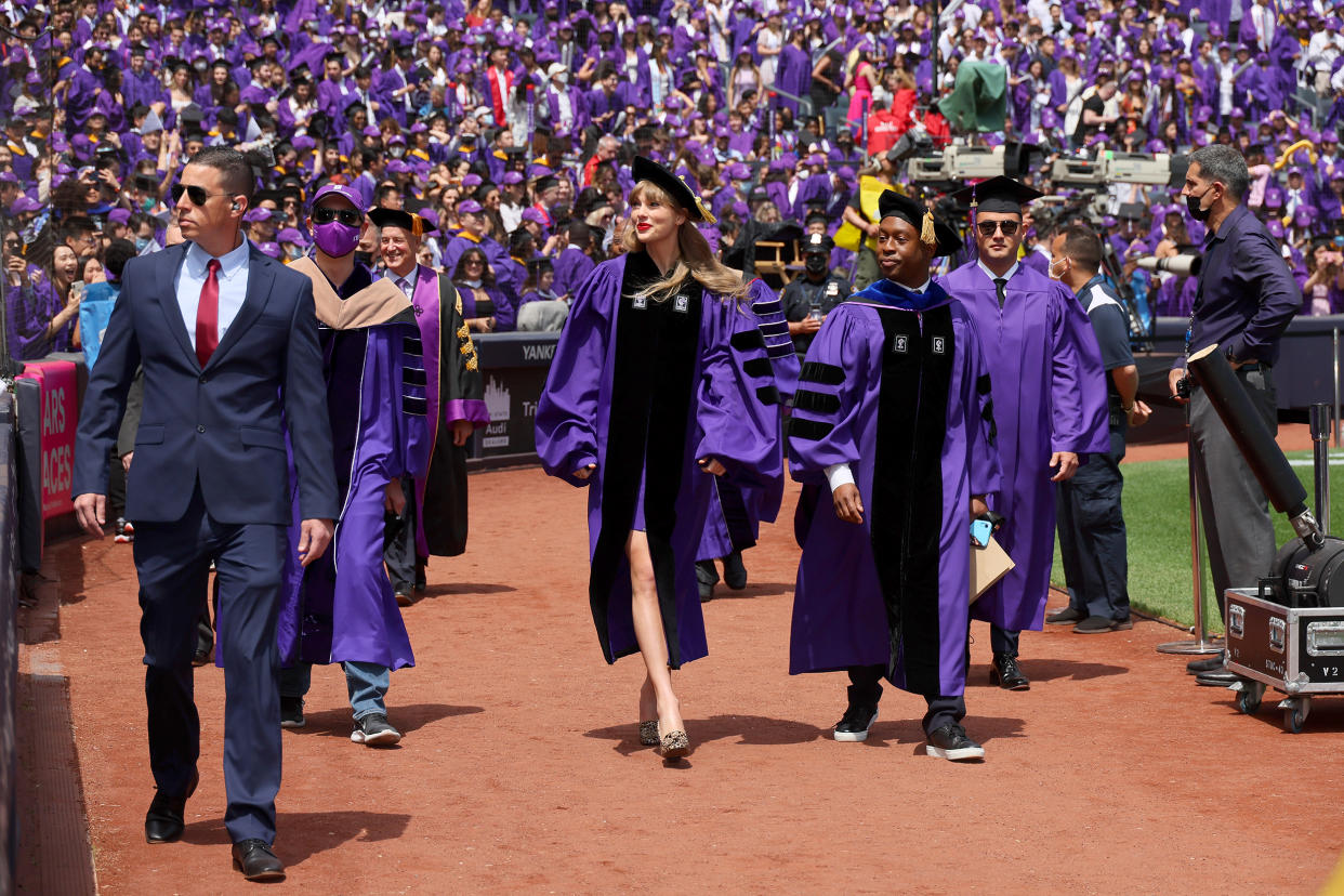 Taylor Swift Delivers New York University 2022 Commencement Address (Dia Dipasupil / Getty Images)