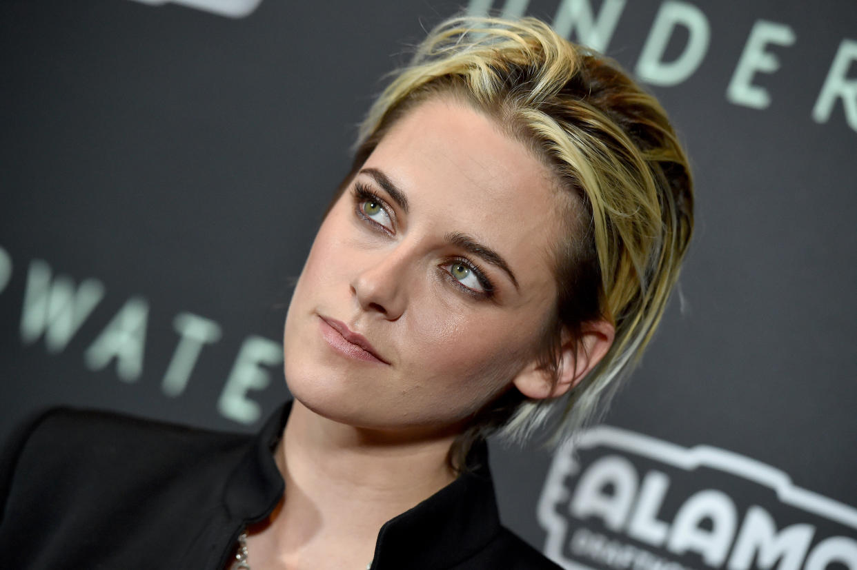 LOS ÁNGELES, CALIFORNIA - 7 DE ENERO: Kristen Stewart asiste a la proyección especial para fanáticos de 