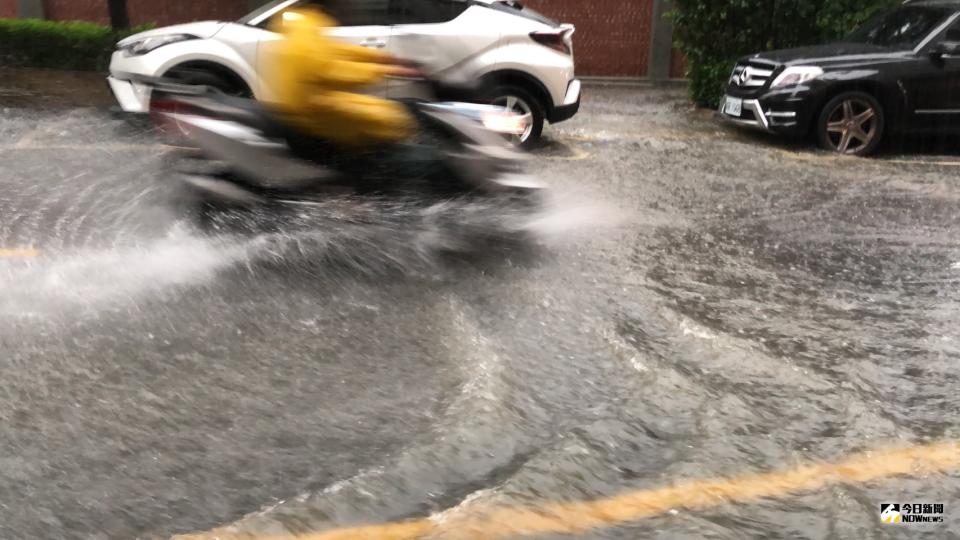 ▲一場豪雨，讓台南市區多處道路積淹水。（圖／記者陳聖璋攝，2019.07.19）