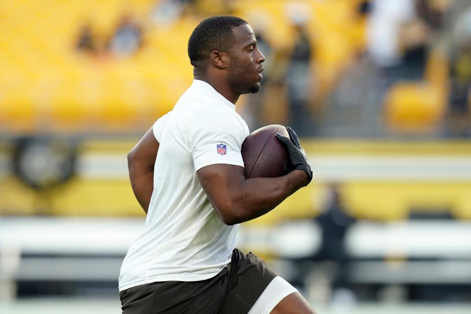 Browns running back Nick Chubb warms up before playing the Steelers in Pittsburgh on Sept. 18, 2023. Chubb suffered a season-ending knee injury in the game.