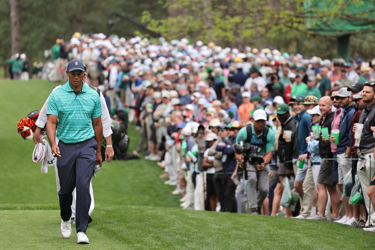 Tiger Woods makes cut at windy Augusta