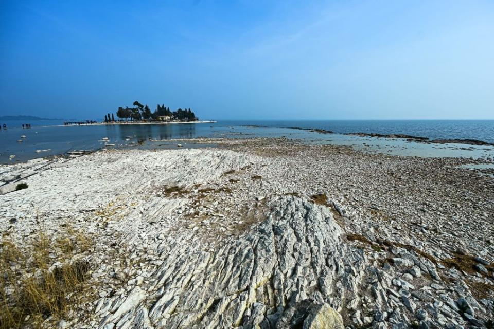 El lago de Garda alcanzó sus niveles más bajos desde que se tiene registro.