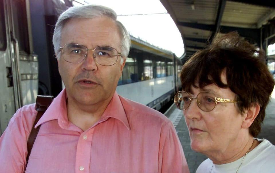 UK ALL-GERMANY-AFP...BRU35 - 20010813 - OOSTENDE, BELGIUM: Brits Phil Kerton and his wife Kath show a poster of their missing daughter, 24-year-old Louise Kerton, at their arrival by train in Oostende, Monday 13 August 2001. Louise's parents are undertaking a trip from Aachen (Germany) to Oostende (Belgium), trying to find traces of their daughter who disappeared on the same travel last Monday 30 July 2001. EPA PHOTO BELGA /PHOTO UNPIX - UNPIX/EPA