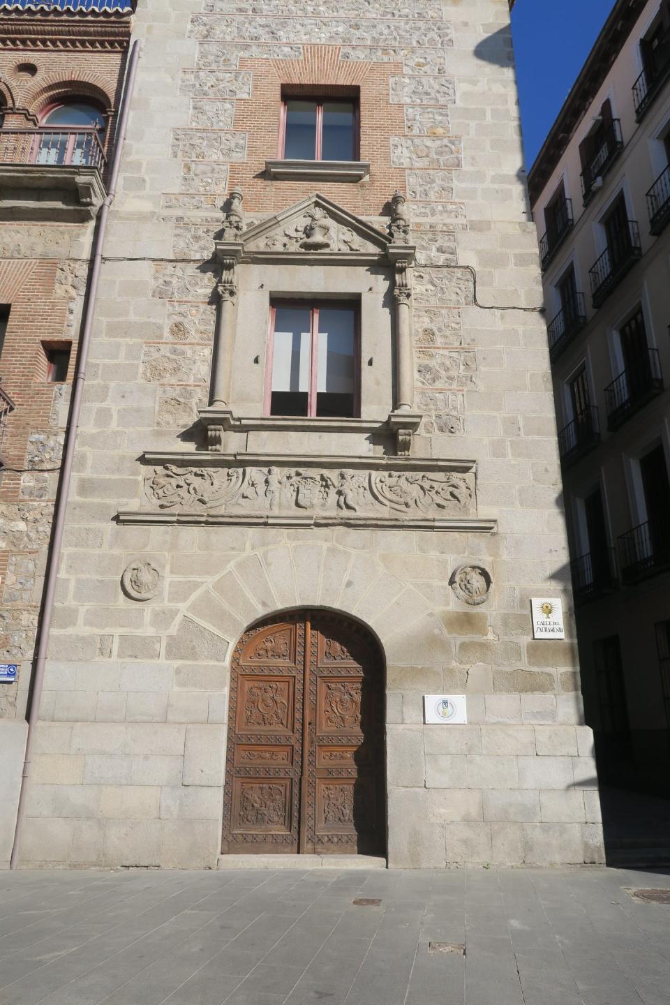 <span class="caption">Antigua fachada principal y actual trasera de la «Casa de Cisneros»</span>