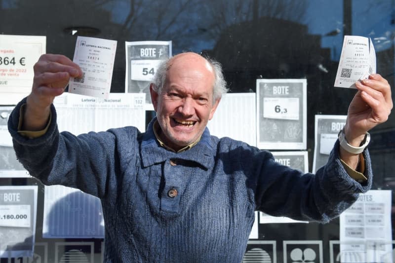 British lottery player Juan Antonio Prada won a piece. "first prize" At Baby Jesus Lottery, we celebrate winning the Christmas lottery. Gustavo Valiente/Europe Press/dpa