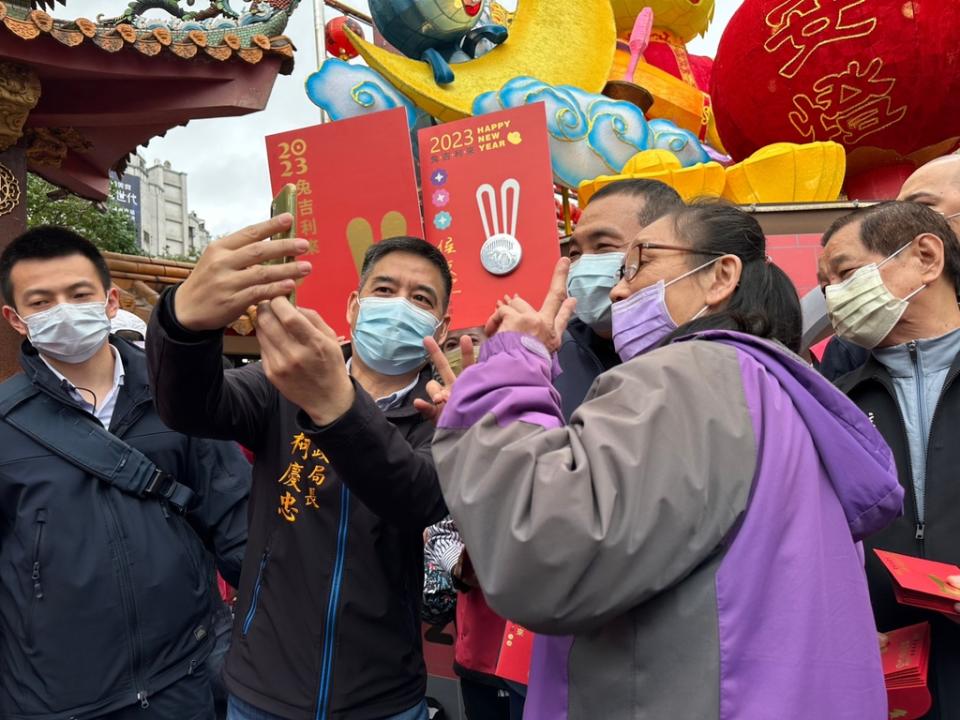 《圖說》侯友宜至接雲寺參拜與民眾互動，左二為民政局長柯慶忠。〈民政局提供〉