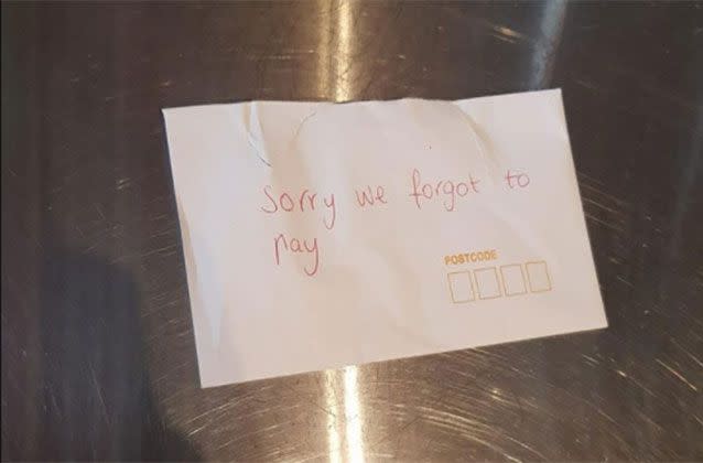 This envelope, containing full payment for the bill, was slipped under the door overnight. Source: Carlos Cantina/Facebook