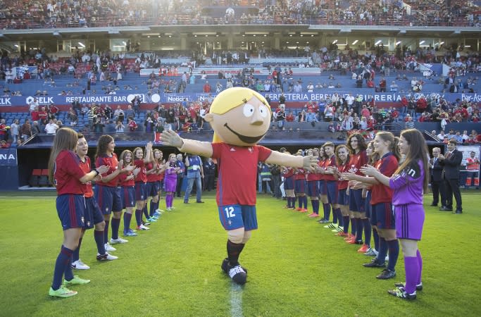 La afición del CA Osasuna saluda a Rojilla, la mascota femenina del equipo, en el estadio El Sadar. / Foto: www.osasuna.es