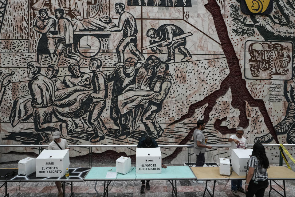 Varios electores en un centro de votación en las elecciones generales en Ciudad de México, el domingo 2 de junio de 2024. (AP Foto/Matías Delacroix)