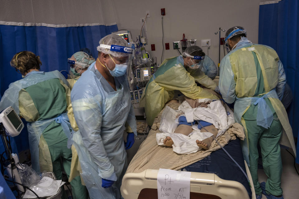 El personal médico atiende a un paciente de COVID-19 en la unidad de enfermedades infecciosas graves de DHR Health en Edinburg, Texas, el 8 de julio de 2020. (Lynsey Addario/The New York Times)