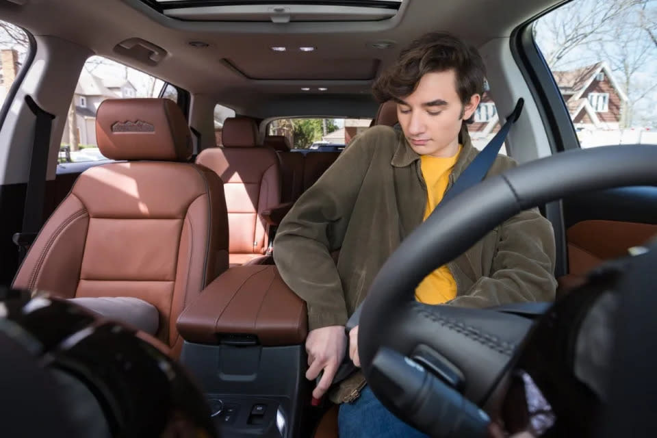 La nueva función Buckle to Drive de Chevrolet, la primera en la industria, integrada en el modo Teen Driver (conducción para adolescentes), ha sido diseñada para animar a los conductores jóvenes a desarrollar hábitos de conducción seguros.
