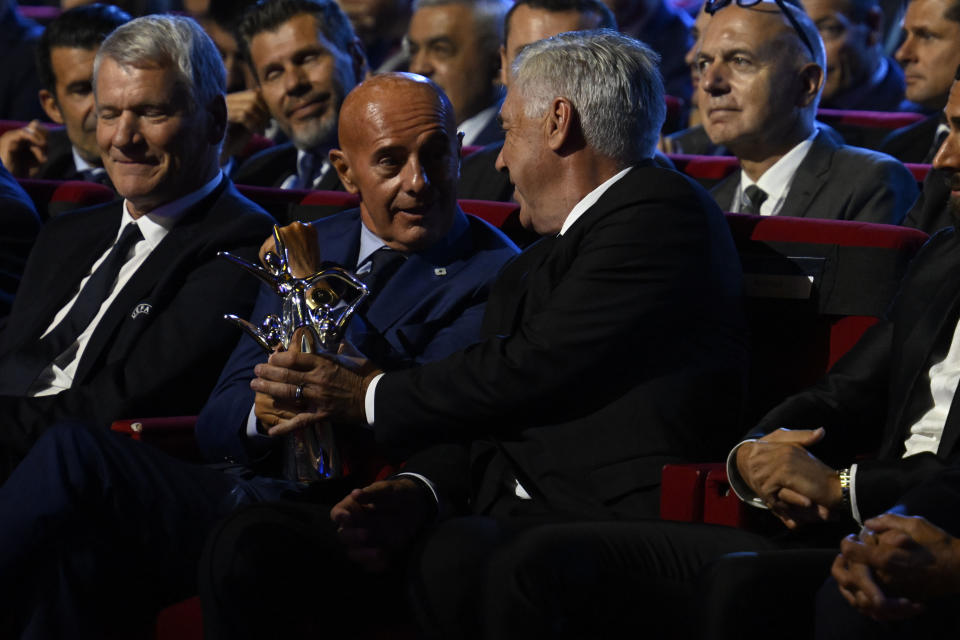 Arrigo Sacchi fue el encargado de darle el trofeo de mejor entrenador del a&#xf1;o a su pupilo m&#xe1;s destacado; Carlo Ancelotti. Foto: Kristian Skeie - UEFA/UEFA via Getty Images