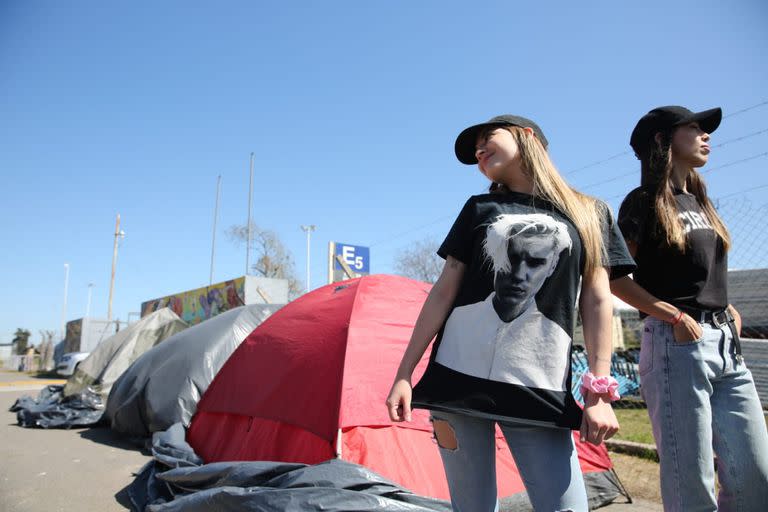 Algunas fans de Justin Bieber llevan un mes acampando en la puerta del Estadio Único