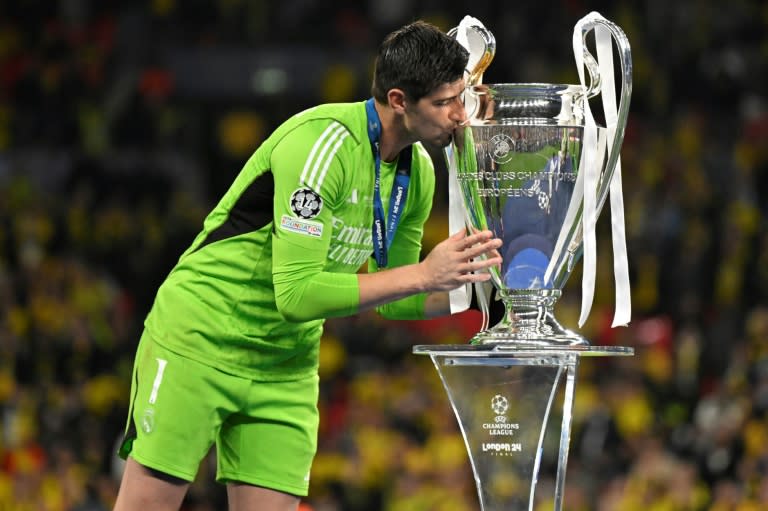 El arquero belga del Real Madrid Thibaut Courtois besa el trofeo tras conquistar la Liga de Campeones con el Real Madrid, en Wembley, Londres, el 1 de junio de 2024 (INA FASSBENDER)