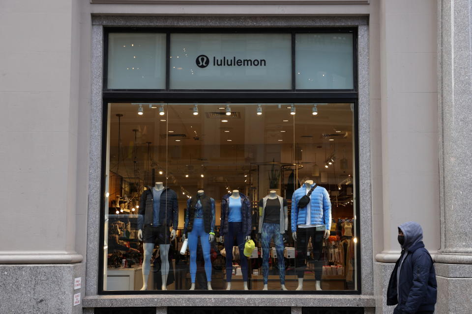 Seseorang berjalan melewati toko Lululemon Athletica di Manhattan, New York, AS, 7 Desember 2021. REUTERS/Andrew Kelly