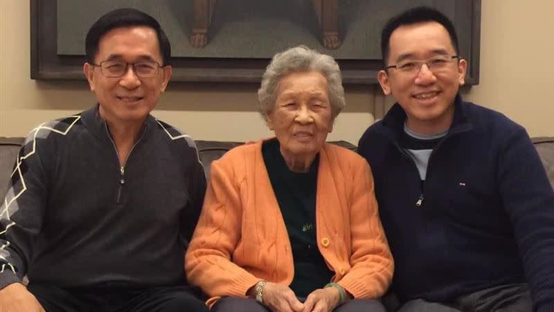  前總統陳水扁的母親陳李慎（中）15日晚上辭世，享耆壽94歲。（資料照／翻攝自陳致中臉書）