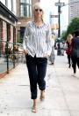 <p>So casual, so cool: Topmodel Karolina Kurkova spaziert im locker fallenden Streifenhemd und dunkler Hose durch New York. Die farblich abgestimmte, runde Sonnenbrille im Boho-Style gibt dem Look eine verspielte Note. (Bild: Rex Features) </p>