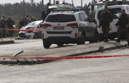 Israeli security check a car after a Palestinian driver was shot dead for ramming his car into people near the Jewish settlement of Tapuach, near the West Bank city of Nablus November 8, 2015. REUTERS/Abed Omar Qusini