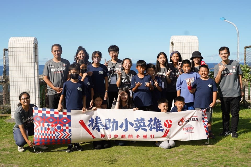 「棒助小英雄」計畫前進綠島鄉公館國小，由國立體育大學師生團隊帶著高年級學生認識動態攝影及AI生成繪圖，拓展科技視野。