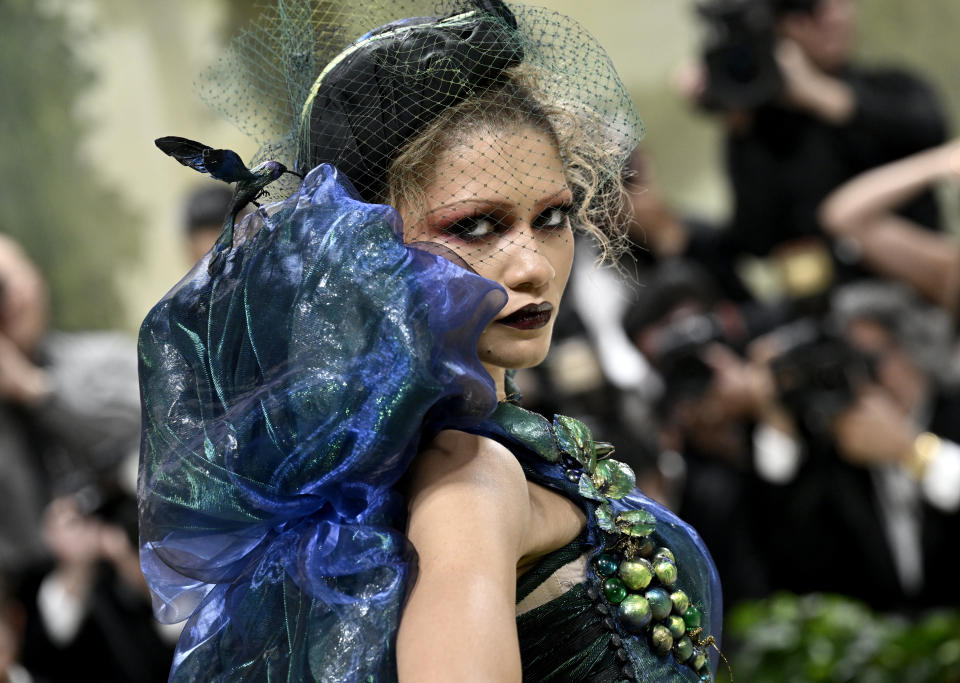 Zendaya llega a la gala benéfica del Instituto del Vestido del Museo Metropolitano de Arte para celebrar la inauguración de la exposición "Sleeping Beauties: Reawakening Fashion" el lunes 6 de mayo de 2024, en Nueva York. (Foto Evan Agostini/Invision/AP)