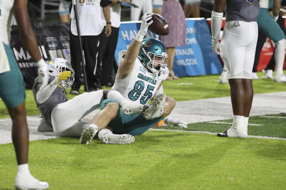 Coastal Carolina tight end Kendall Karr (85) holds up the ball after making a touchdown catch against San Jose State during the second half of the Hawaii Bowl NCAA college football game, Saturday, Dec. 23, 2023, in Honolulu. (AP Photo/Marco Garcia)