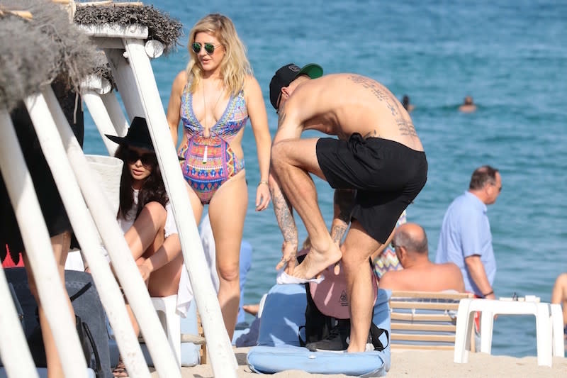 <p>Sängerin Ellie Goulding urlaubt gerade in Saint Tropez und hat sich als Beachwear ein ganz besonders schickes Teil ausgesucht: einen Monokini mit Cut-Outs im kunterbunten Boho-Look. (Foto: ddp Images)</p>