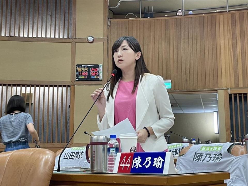 民進黨新北市議員陳乃瑜要求市府比照台北市，公開地震後被列為紅黃單建築的資訊。（陳乃瑜提供／呂健豪新北傳真）