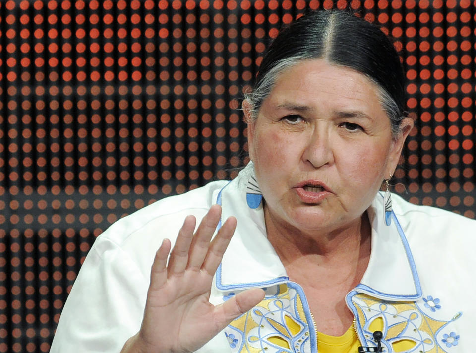 ARCHIVO – La activista y actriz Sacheen Littlefeather participa en un panel del especial de PBS sobre "Reel Injun" en la gira de prensa de verano de la Asociación de Críticos de Televisión de PBS en Beverly Hills, California, el 5 de agosto de 2010. Littlefeather quien rechazó el Oscar de Marlon Brando en los Premios de la Academia de 1973 por “The Godfather" (“El padrino”) a nombre del actor con una protesta indeleble sobre el retrato de los indígenas americanos en pantalla, falleció el 2 de octubre de 2022, en su casa en el condado de Marin en California. Tenía 75 años. (Foto AP/Chris Pizzello, archivo)