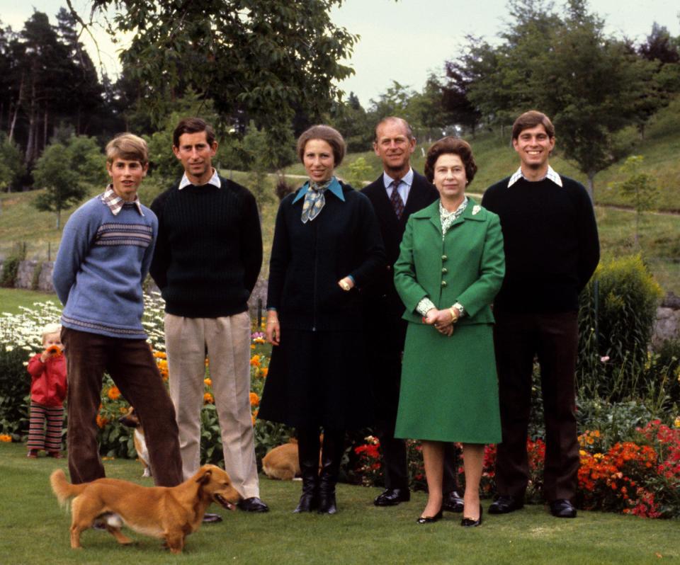 La reina Isabel con el duque de Edimburgo y sus hijos, el príncipe Eduardo, el príncipe Carlos, la princesa Ana y el príncipe Andrés, en Balmoral. 