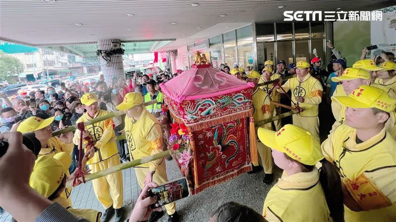 白沙屯媽祖到彰化秀傳醫院停駕。（圖／記者鄭尹翔、林宥村攝影）