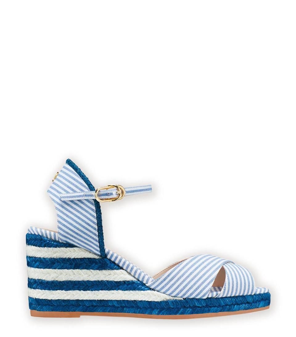 MIRELA STRIPES船跟鞋以間條裝飾、淺蔚藍色傳達度假風格。（STUART WEITZMAN提供）