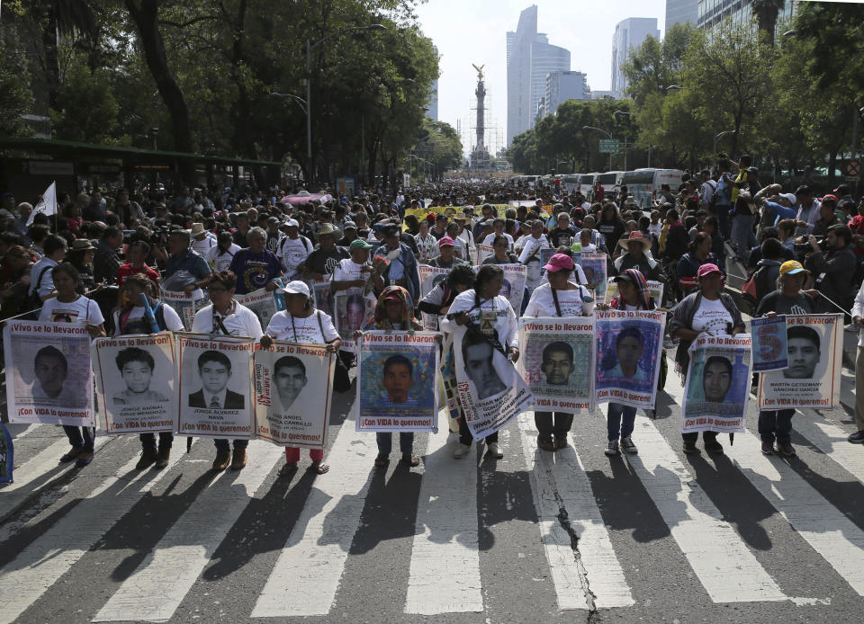 Cada año los familiares y ciudadanos que apoyan, marchan en la CDMX para exigir que se esclarezca el caso y se detenga a reponsables .(AP Photo/Marco Ugarte)