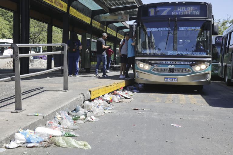 Ayer la vía del Metrobús estaba completamente cubierta de gente