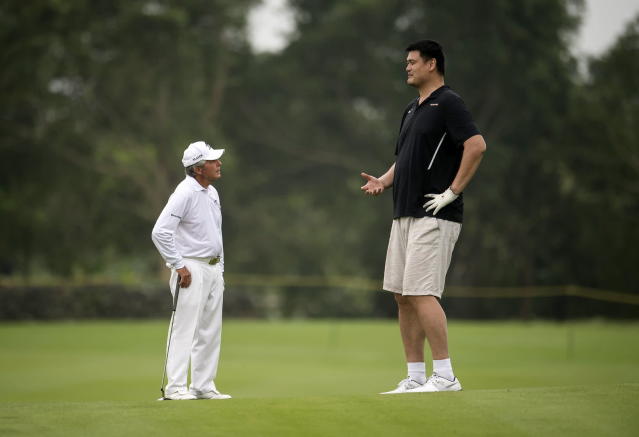 Top 5 pictures that put Yao Ming's height into perspective