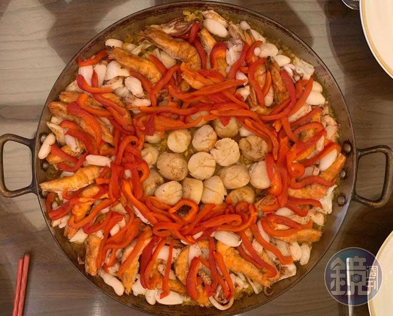 「番紅花西班牙海鮮飯」以Paella Pan熱鍋直接上桌最美味。