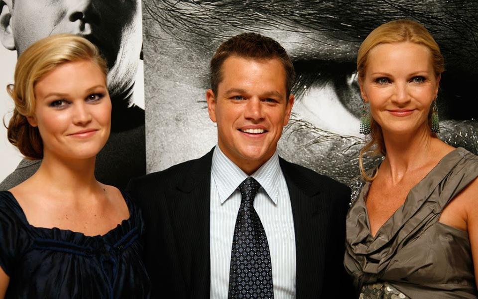 <p>Damon kam für den dritten Film der „Bourne“-Filmreihe erneut mit seinen Co-Stars Julia Stiles und Joan Allen zusammen. Hier sieht man sie am 15. August 2007 bei der Premiere in London.<i> (Bild: Gareth Davies/Getty Images)</i></p>