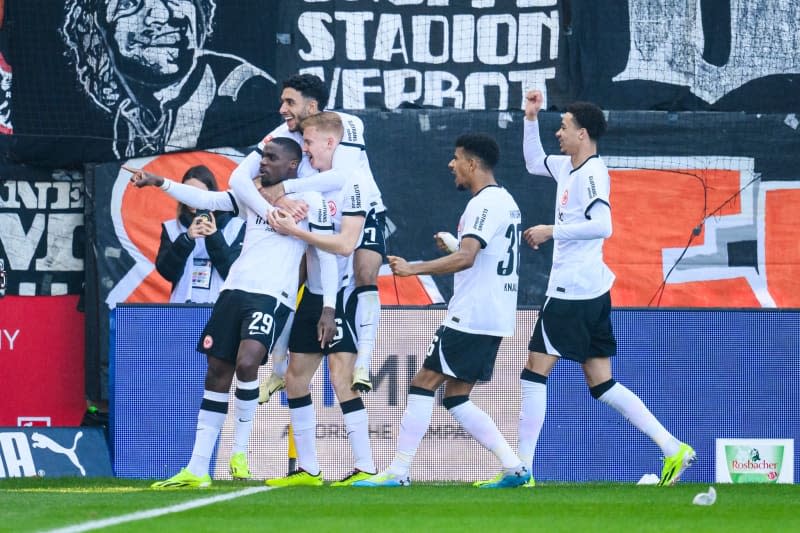 Frankfurt's Niels Nkounkou (L) celebrates with the team after scoring their side's second goal during the German Bundesliga soccer match between 1. FC Heidenheim and Eintracht Frankfurt at Voith-Arena. Tom Weller/dpa