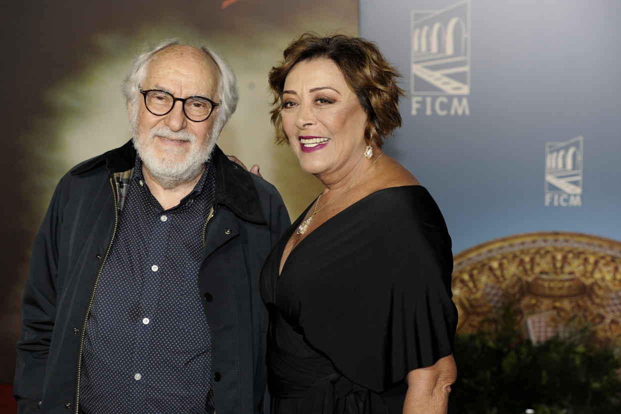 La actriz Sylvia Pasquel junto al director Arturo Ripstein en el estreno de la película El diablo entre las piernas, cinta por la que recibió una nominación al Ariel por Mejor actriz (Crédito: Pedro Martín González Castillo / Getty Images).