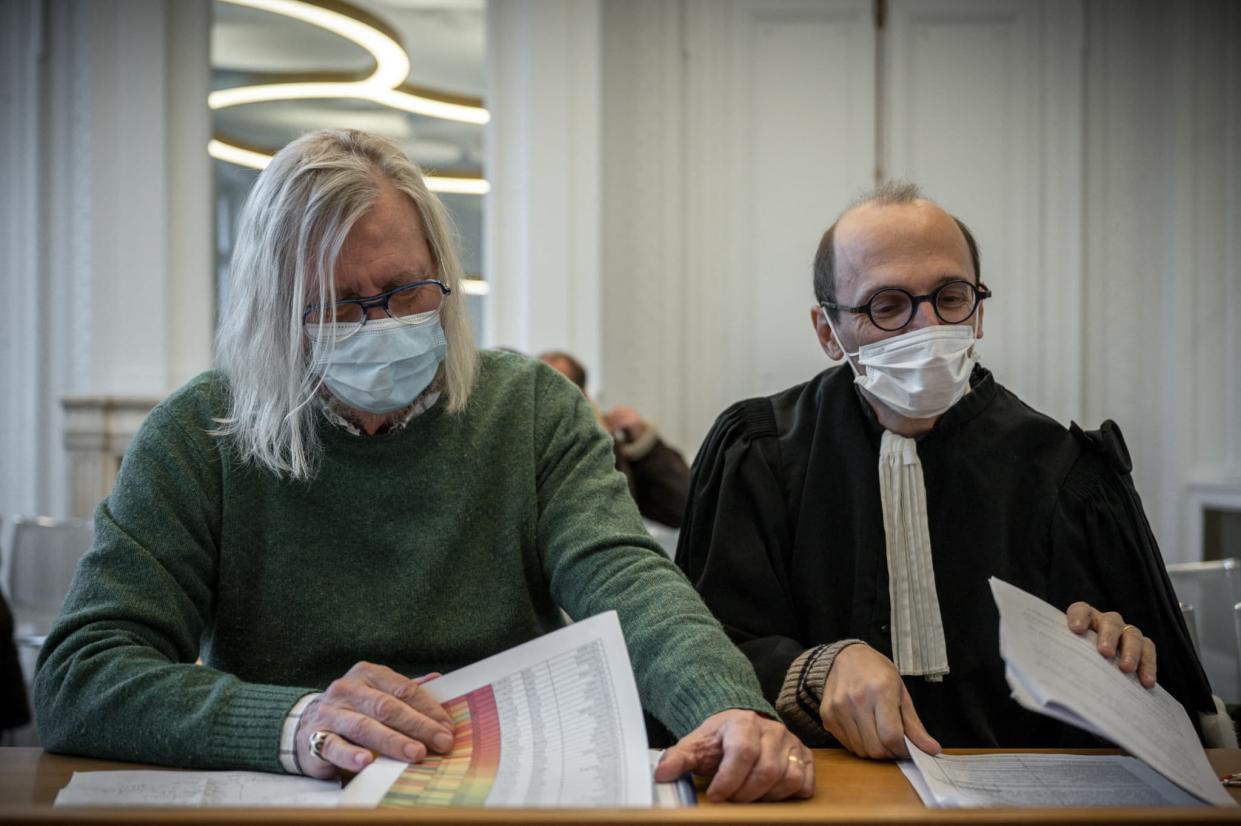 Didier Raoult et son avocat Fabrice Di Vizio, le 5 novembre 2021 devant la chambre disciplinaire de l'Ordre des médecins de Nouvelle-Aquitaine - PHILIPPE LOPEZ / AFP