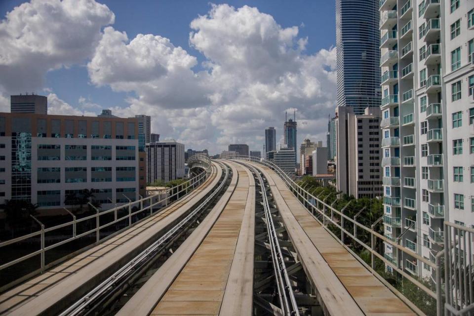 La línea férrea del Metromover.