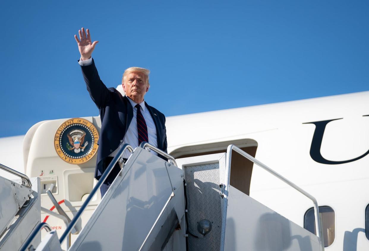 <span class="caption">Donald Trump llegando al aeropuerto de Avoca, Pensilvania, el 20 de agosto de 2020.</span> <span class="attribution"><a class="link " href="https://www.flickr.com/photos/whitehouse/50251564116/" rel="nofollow noopener" target="_blank" data-ylk="slk:Flikr / White House / Tia Dufour;elm:context_link;itc:0;sec:content-canvas">Flikr / White House / Tia Dufour</a></span>