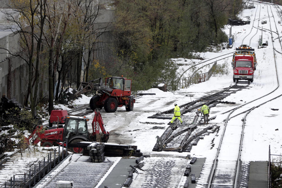 Trabajadores inspeccionan vías ferroviarias al lado de la Route 440 luego de una tormenta de nive, el viernes 16 de noviembre del 2018, en Jersey City, Nueva Jersey. (AP Foto/Julio Cortez)