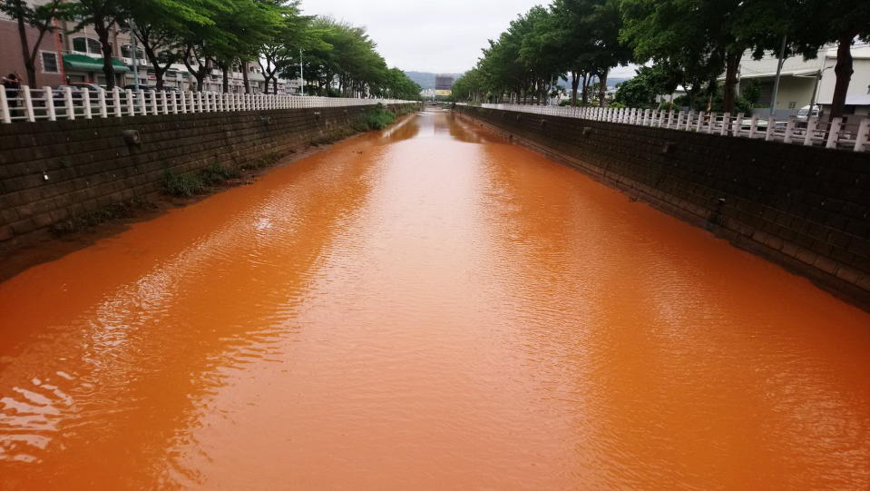 台中市海線地區二十三日凌晨突然降下雷陣雨，大肚山上黃泥隨著雨水滾滾而下，梧棲大排水溝如「黃河」。（記者陳金龍攝）