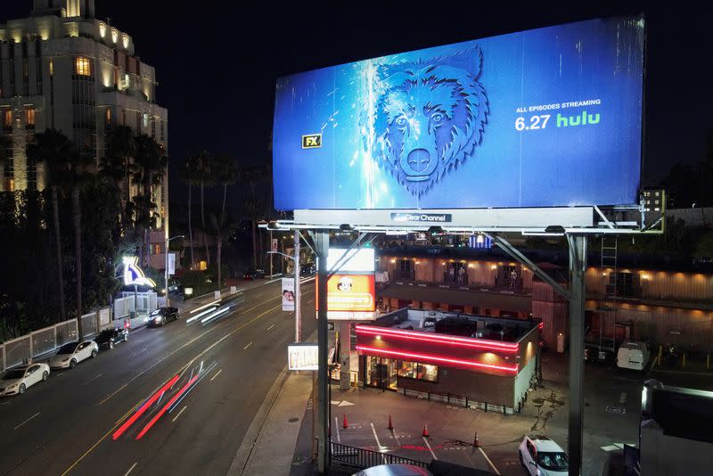 Un cartel publicitario de la serie "The Bear" sobre Sunset Boulevard la noche antes de que se anuncien las nominaciones a los Prime Time Emmy Awards 2024, en Los Ángeles, California, EEUU