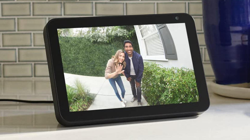 El Echo Show 5 conectado a un videollamador de Ring - Imagen: Amazon México