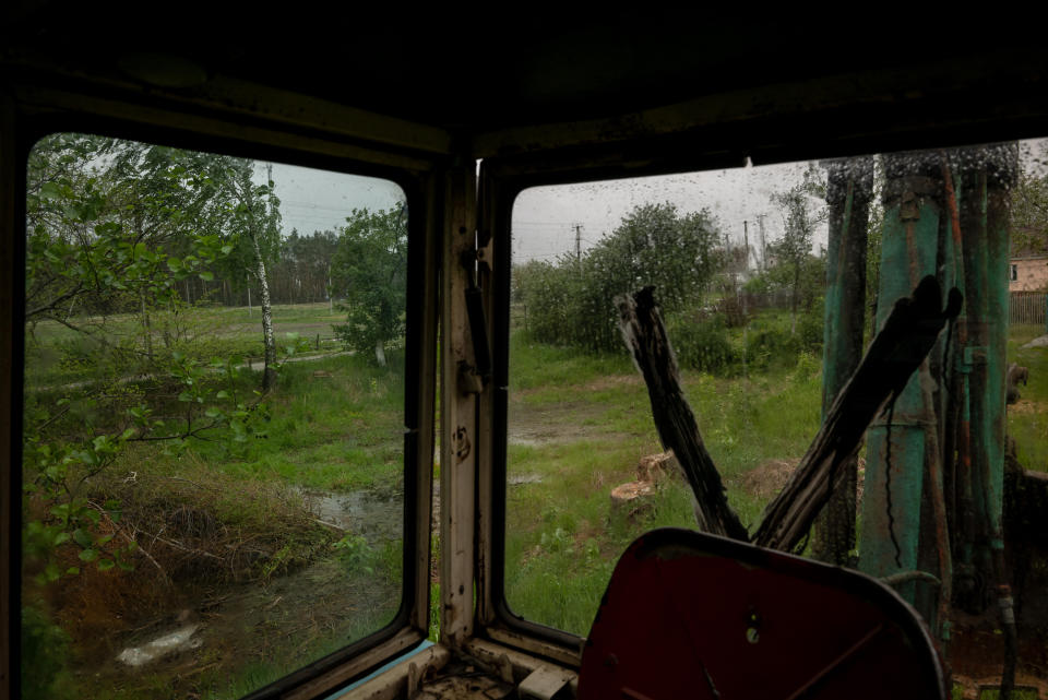 Una excavadora utilizada por las fuerzas rusas para hacer trincheras, en un poblado pequeño cerca de Borodianka, Ucrania, el 22 de mayo de 2022. (Nicole Tung/The New York Times)
