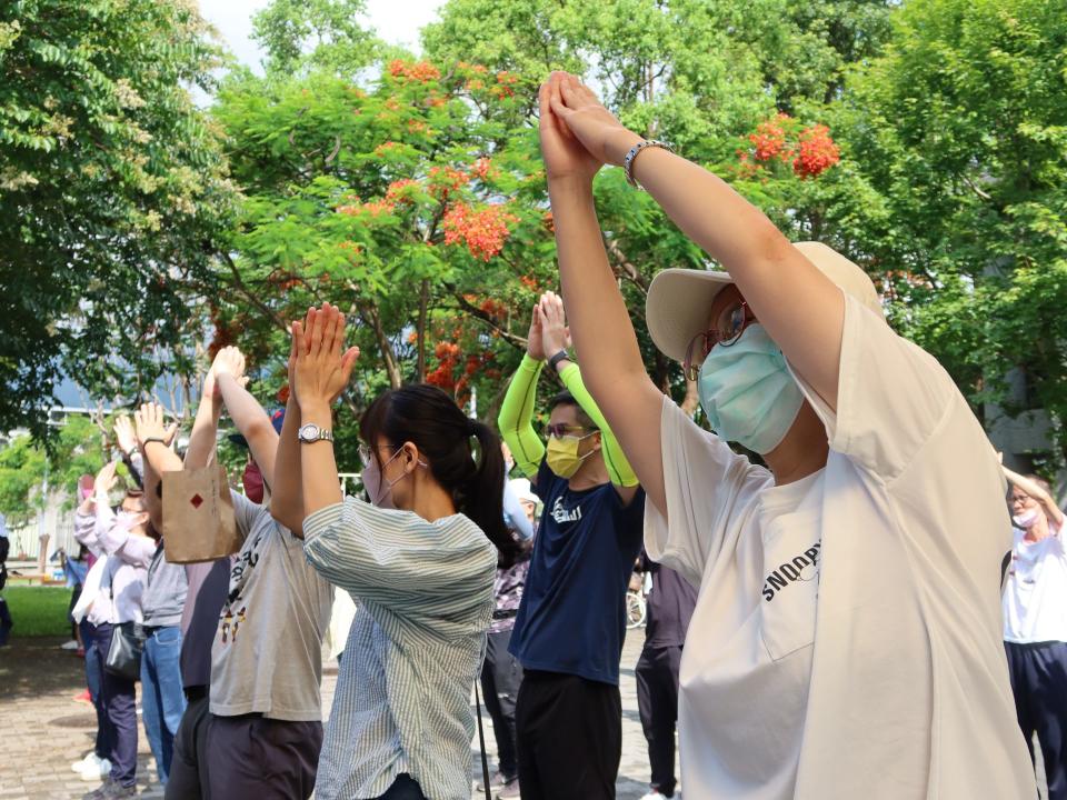 親子跟著音樂帶動，進行暖身操舒緩筋骨，選手們大合照後小騎士準備出發囉！