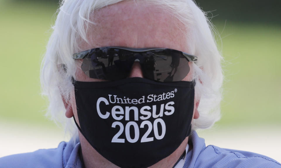 El empleado del censo Ken Leonard con mascarilla maneja un puesto de recuento en el condado de Hunt, Greenville, Texas, EEUU, 31 de julio de 2020. (AP Foto/LM Otero)