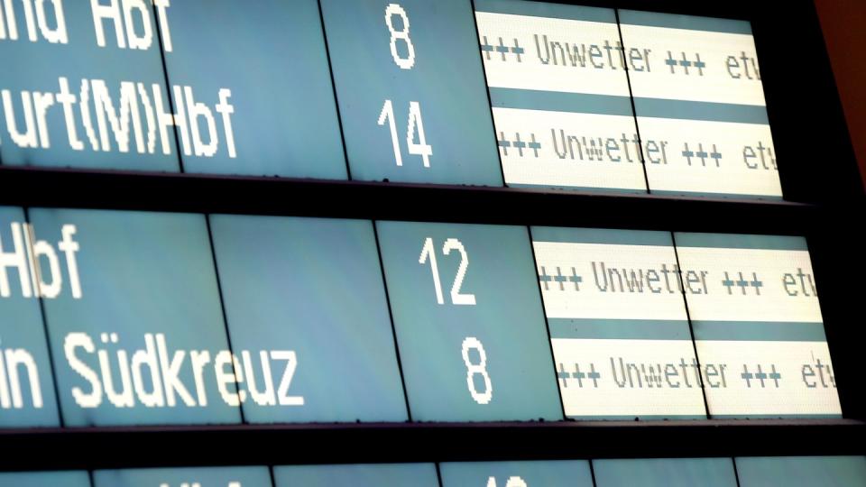 Wenn ein Unwetter für Zugausfälle und Verspätungen im Bahnverkehr sorgt, haben die Kunden umfassende Rechte.