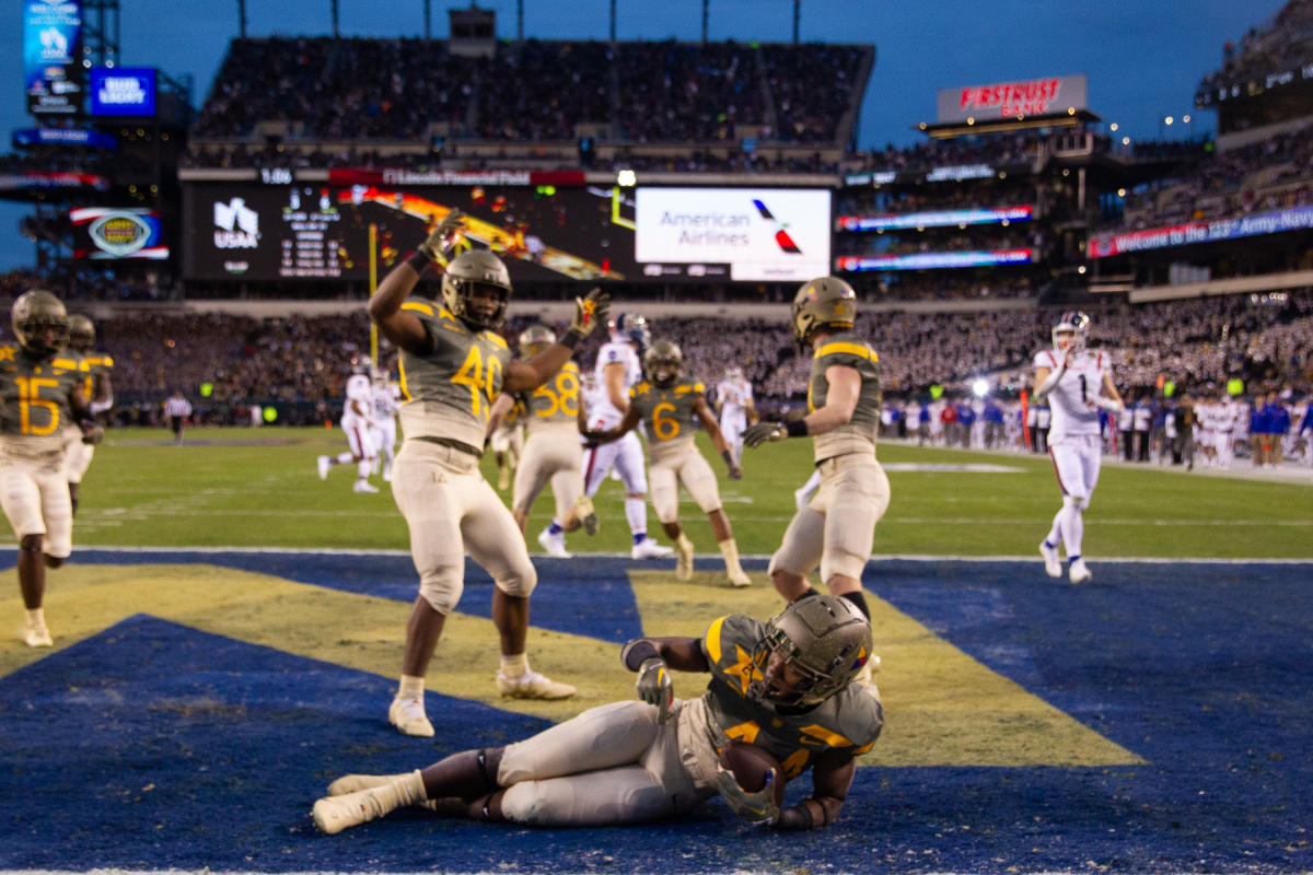 Army comes out on top in history-filled game against Navy at the Linc